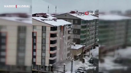 Çatıda biriken karlar şelale gibi caddeye aktı