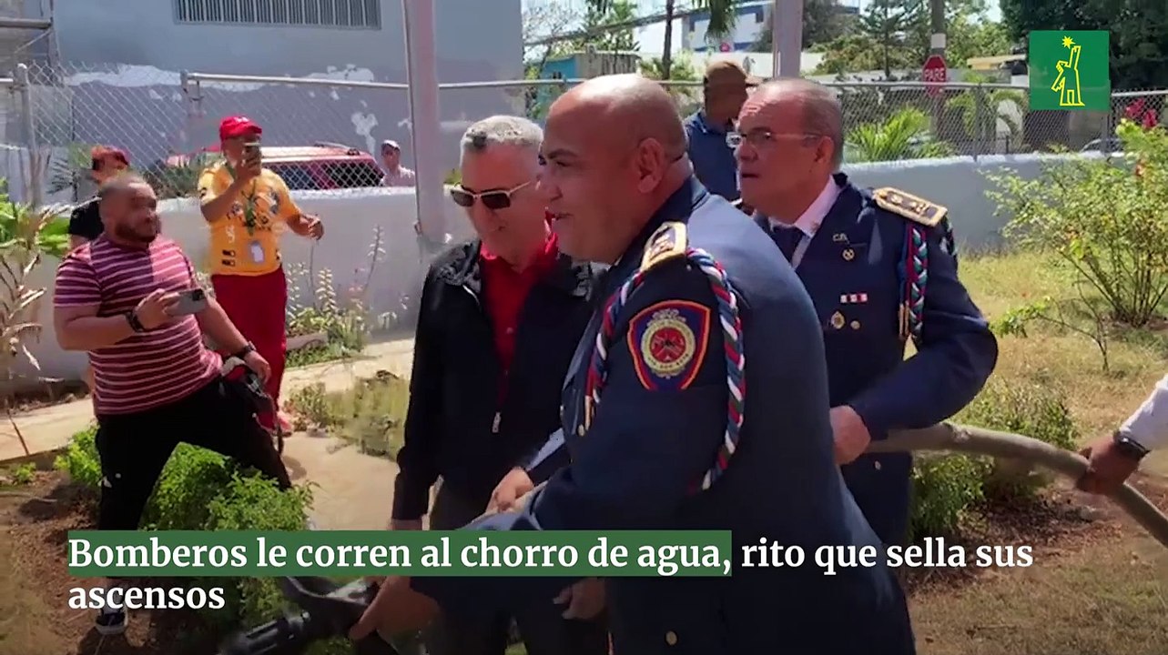 Bomberos le corren al chorro de agua, rito que sella sus ascensos