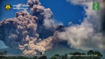 Volcán indonesio Merapi entra en erupción y cubre varios pueblos de ceniza