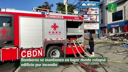 Bomberos se mantienen en lugar donde colapsó edificio por incendio