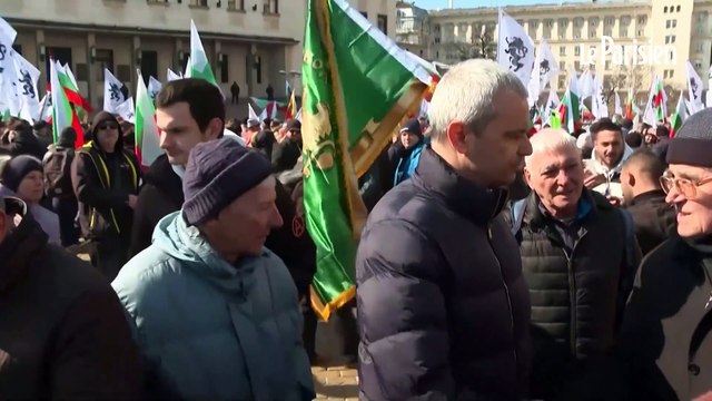 Un mannequin à l’effigie de Christine Lagarde brûlé lors d’une manifestation contre l’euro en Bulgarie