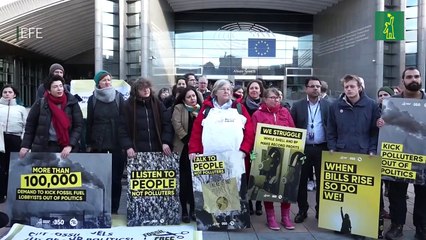 Activistas piden expulsar a industria combustibles fósiles de políticas de UE