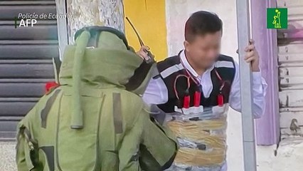Policía de Ecuador desactiva explosivo pegado al cuerpo de un hombre