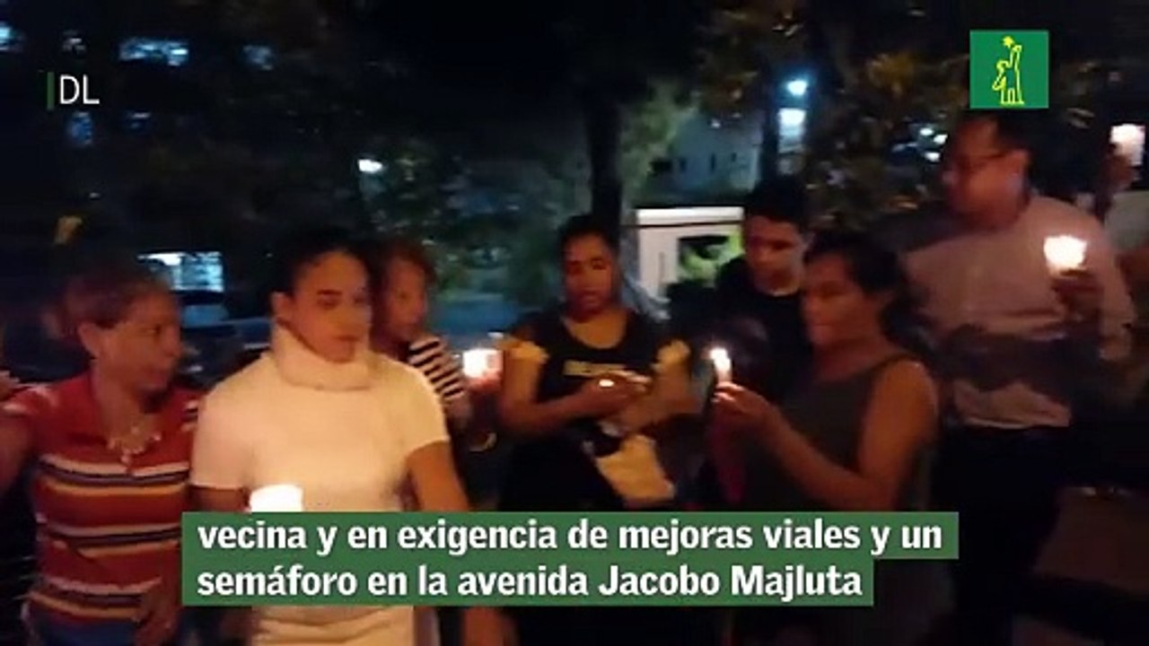 Vecinos del residencial Ciudad Bonita realizan una vigilia en protesta por la muerte de una vecina y en exigencia de mejoras viales y un semaforo en la avenida Jacobo Majluta
