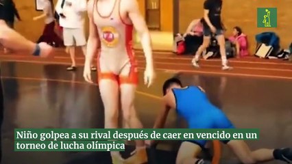 Niño golpea a su rival después de caer en vencido en un torneo de lucha olímpica
