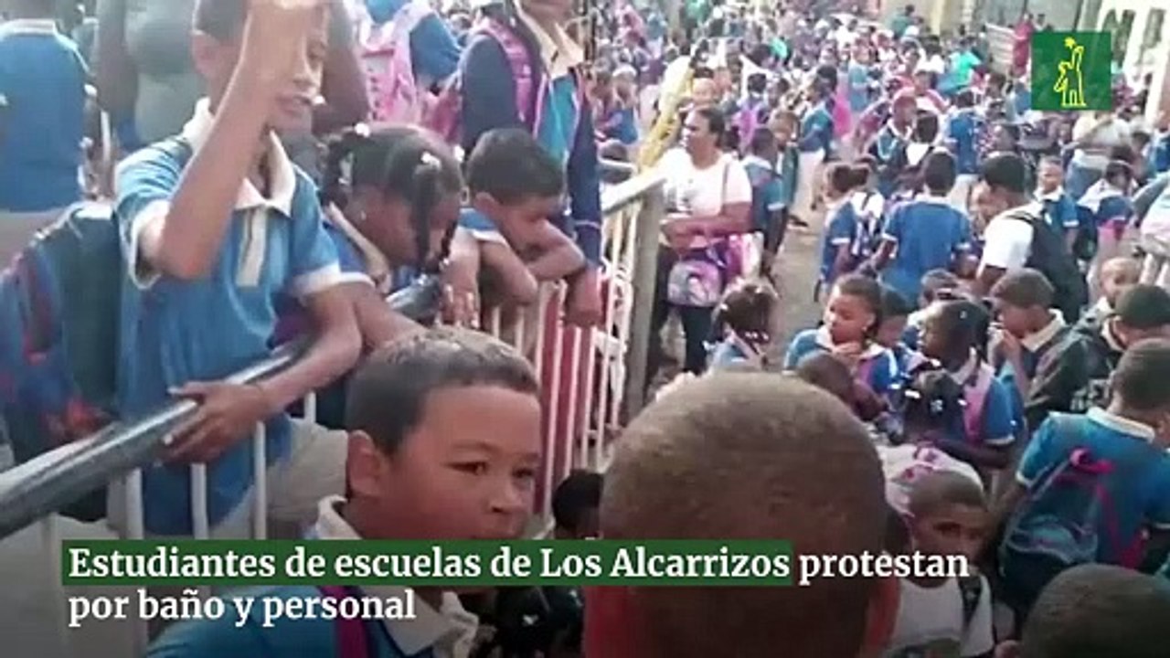 Estudiantes de escuelas de Los Alcarrizos protestan por baño y personal