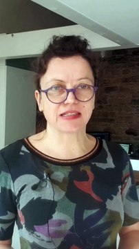 Espace cosy lecture ou tiktok dans un salon