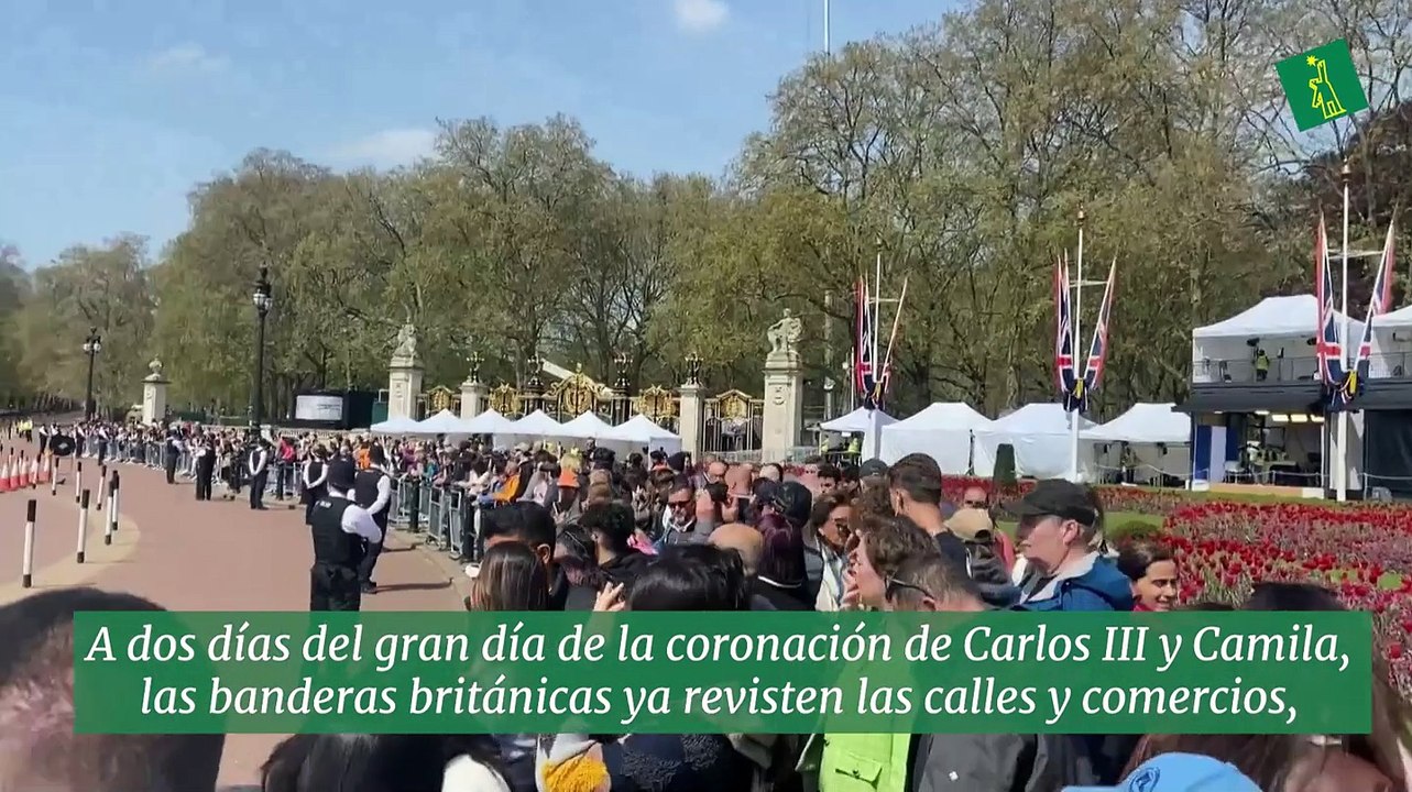 Banderas británicas revisten las calles y comercios de Londres para la coronación de Carlos III y Camila