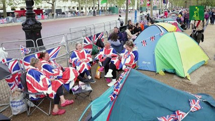 Carlos III saluda a los fans monárquicos, a pocas horas de la coronación