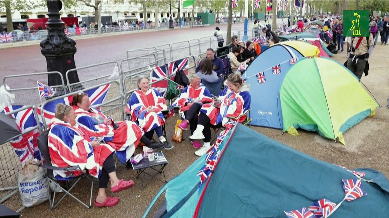 Carlos III saluda a los fans monárquicos, a pocas horas de la coronación