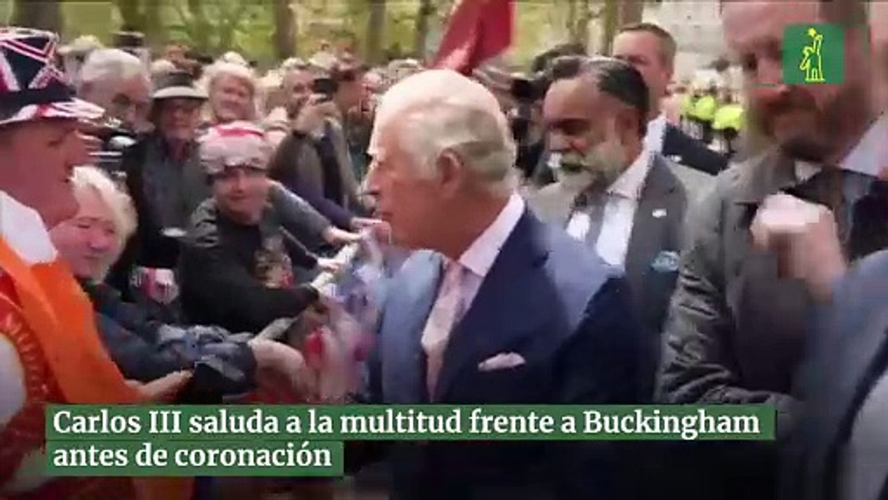 Carlos III saluda a la multitud frente a Buckingham antes de coronación