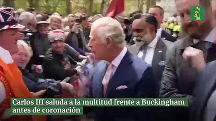 Carlos III saluda a la multitud frente a Buckingham antes de coronación