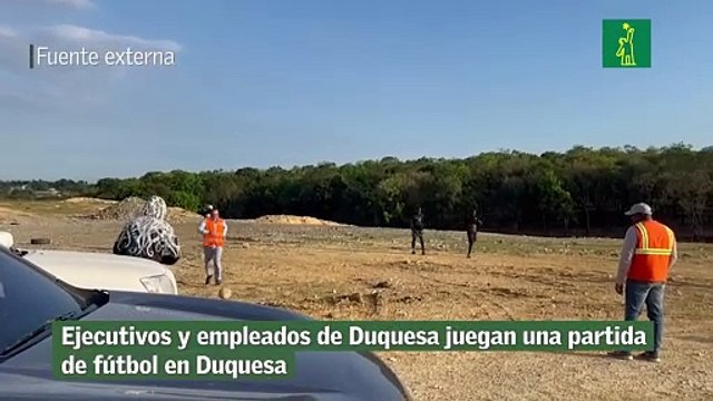 Ejecutivos y empleados de Duquesa juegan una partida de fútbol en Duquesa