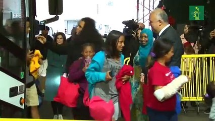 Gobernador de Texas reanuda envíos de migrantes en autobuses a Nueva York