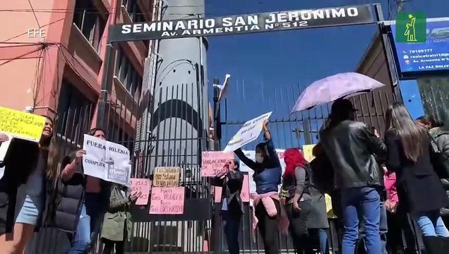 Colectivos de mujeres se manifiestan en contra de sacerdotes por casos de pederastia en Bolivia