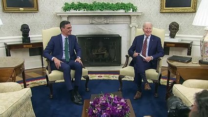 Pedro Sánchez dice a Biden que es "un ejemplo" en la defensa de la democracia