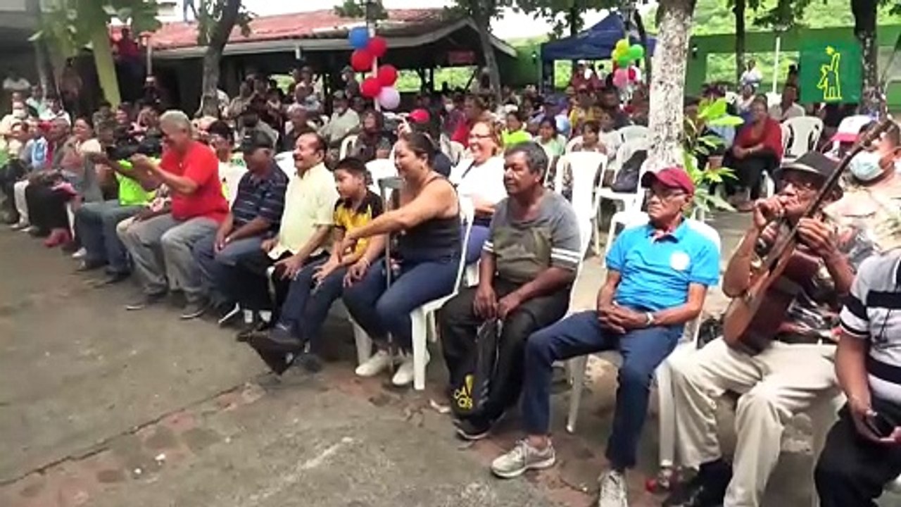 Un taxista con una barriga de 193 centímetros gana concurso "El papá panzón" en Nicaragua