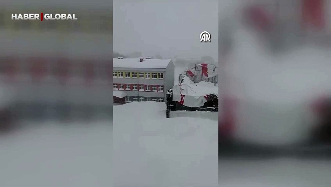 Ordu’da kar yağışı nedeniyle halı sahanın çatısı çöktü