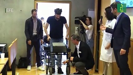 Una interfaz cerebro-ordenador con inteligencia artificial permite andar a un parapléjico
