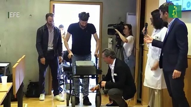 Una interfaz cerebro-ordenador con inteligencia artificial permite andar a un parapléjico