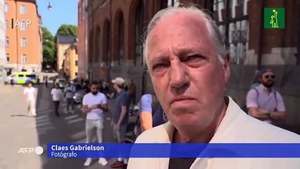 Un hombre quema páginas del Corán ante mezquita en Estocolmo