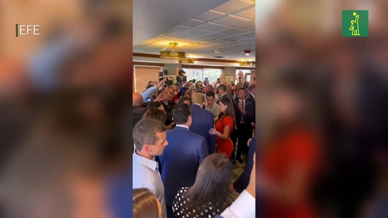 Donald Trump se da un baño de multitudes en un restaurante cubano antes de dejar Miami