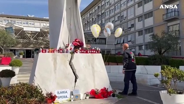 Roma, al Gemelli palloncini e preghiere per Papa Francesco