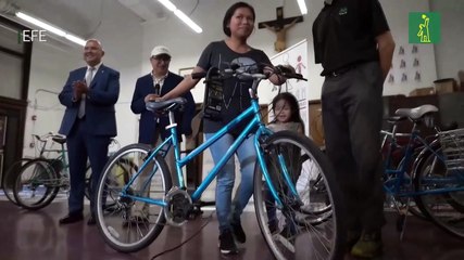 Nueva York dona bicicletas para que un grupo de inmigrantes pueda trabajar