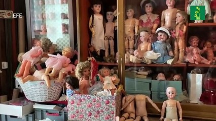 Manfred Reichel colecciona casi 2.000 barbies en su tienda de Viena