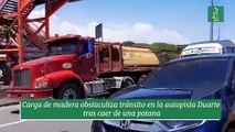 Carga de madera obstaculiza tránsito en la autopista Duarte tras caer de una patana