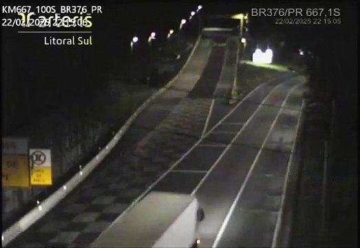 Caminhão com toneladas de maquinário perde os freios e usa área de escape na BR-376