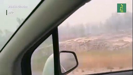 Miles huyen de los incendios en el norte de Canadá