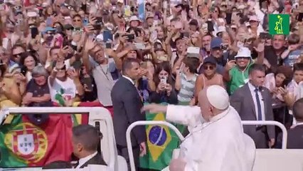 El papa realiza una rápida visita a Fátima ante 200.000 fieles