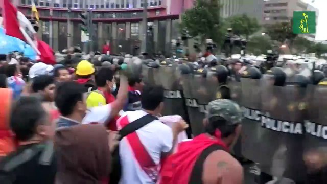 La Policía choca con manifestantes que llegaron hasta los exteriores del Congreso de Perú