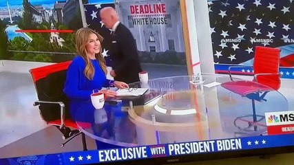 Biden se levanta durante una entrevista y se va caminando