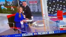 Biden se levanta durante una entrevista y se va caminando