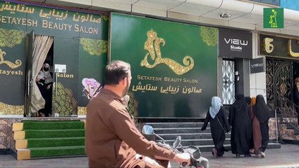 Afganas protestan en Kabul contra el cierre de los salones de belleza