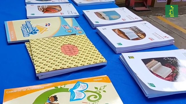 Educación inició distribución de los libros de texto en escuelas públicas de Santiago
