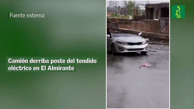 Camión derriba poste del tendido eléctrico en El Almirante