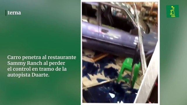 Carro penetra al restaurante Sammy Ranch al perder el control en tramo de la autopista Duarte