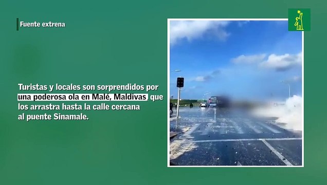 Turistas y locales son sorprendidos por una poderosa ola en Malé, Maldivas, que los arrastra hasta la calle cercana al puente Sinamale.