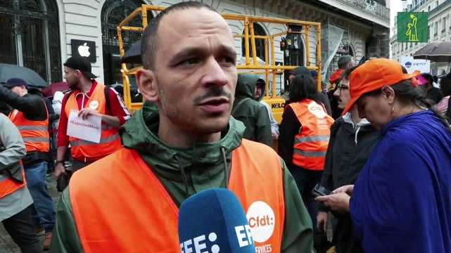 Concentración y huelga de empleados de Apple en París para reclamar subidas salariales