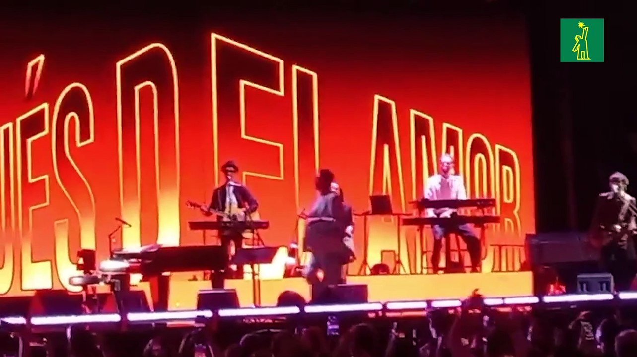 Interpretando "El amor después del amor", Fito Páez inicia su show en Santo Domingo