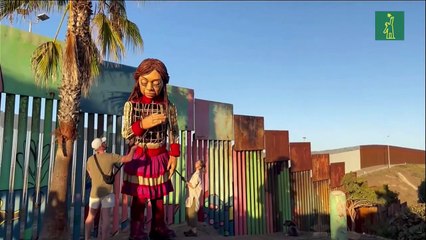 Amal, la marioneta migrante que lleva esperanza al muro de la frontera en Tijuana