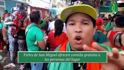 Fieles de San Miguel ofrecen comida gratuita a las personas del lugar
