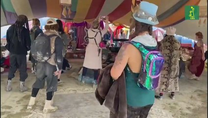 Comienza el "Éxodo" en el embarrado festival Burning Man en el desierto de EEUU