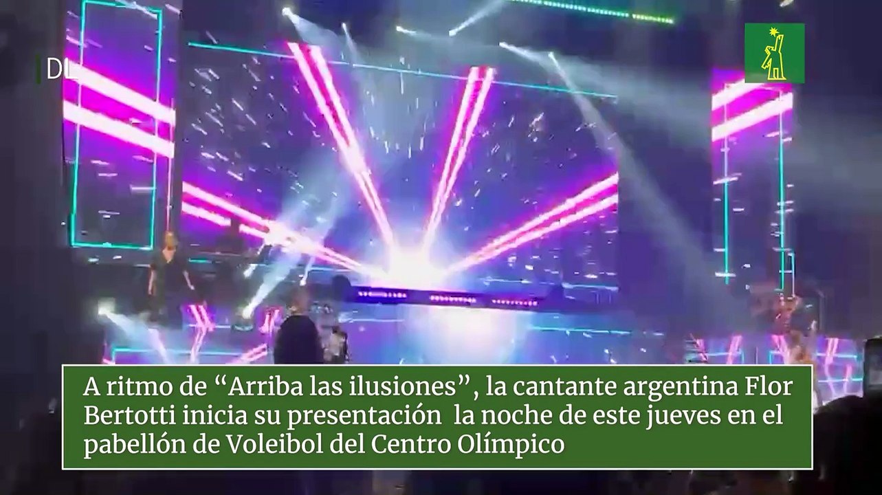 A ritmo de “Arriba las ilusiones”, la cantante argentina Flor Bertotti inicia su presentación  la noche de este jueves en el pabellón de Voleibol del c