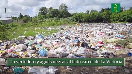 Un vertedero y aguas negras al lado cárcel de La Victoria
