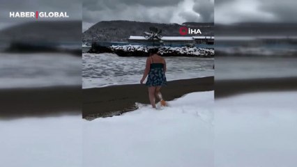 Buz gibi havaya ve kara rağmen bir anda denize atladı
