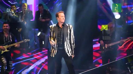 Emmanuel cautiva y hace vibrar al público en el Teatro Nacional